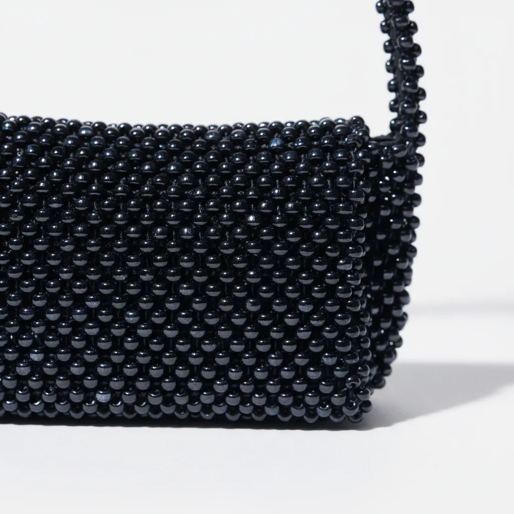 Sac soirée perles noires porté épaule – Image 4
